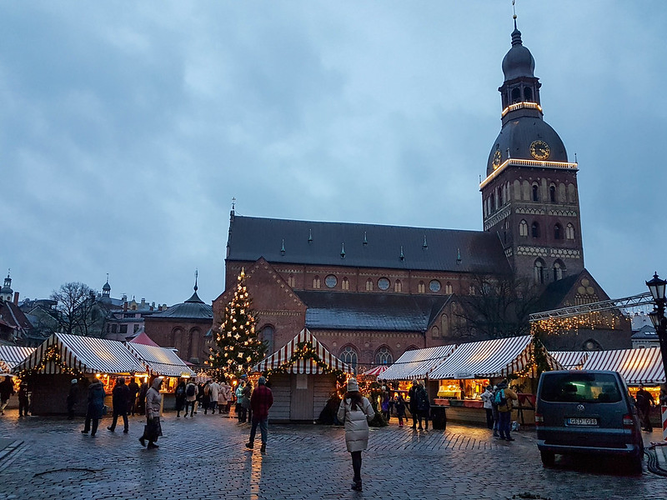 Mercado de Navidad bonito en Riga